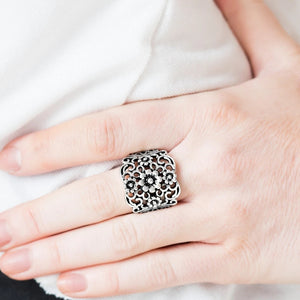 Divinely Daisy Silver Ring
